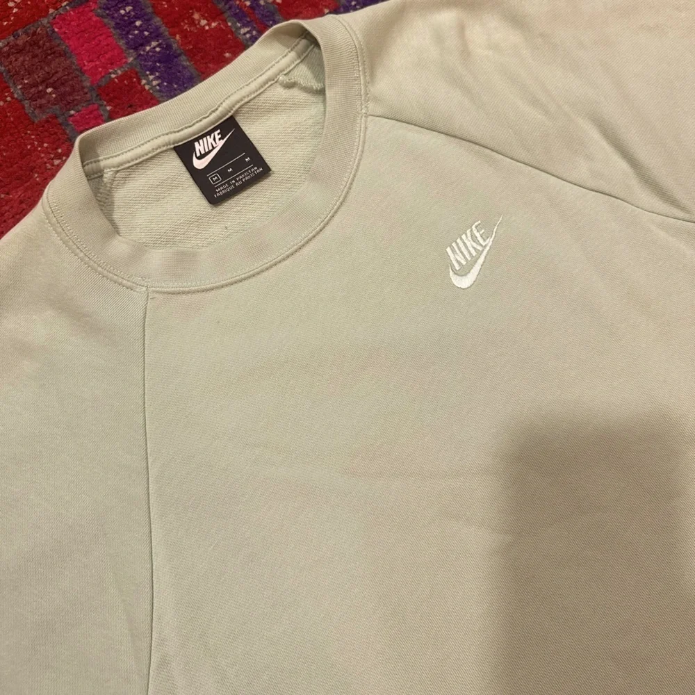 NIKE Cropped Light Green Sweatshirt Sz M - Picture 2 of 11